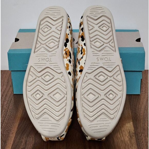 🐮Toms, Alpargata in abstract cown design. NWT-Size 8.5 - Picture 6 of 8